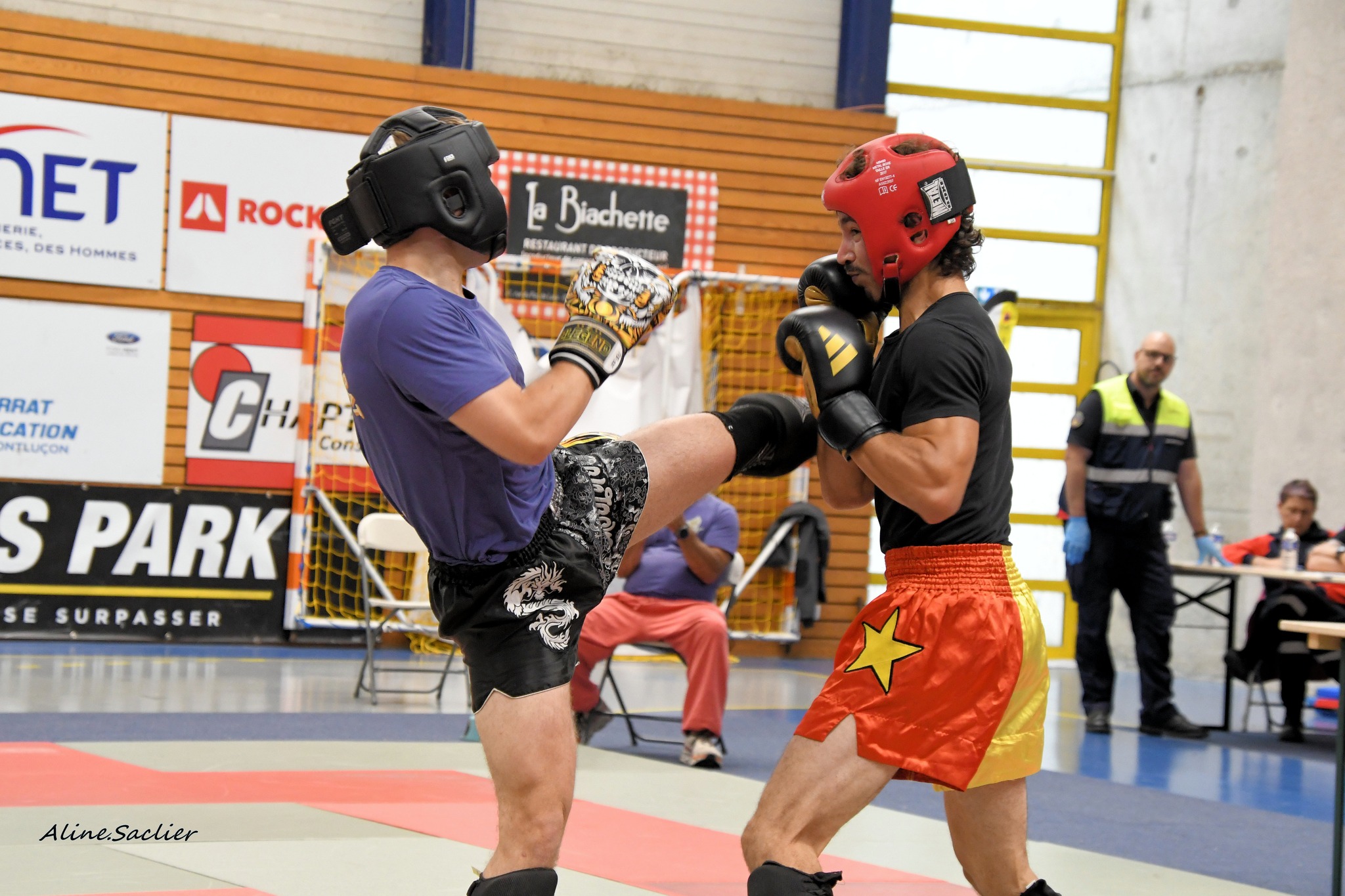 Action de combat masculin en light contact à Montluçon