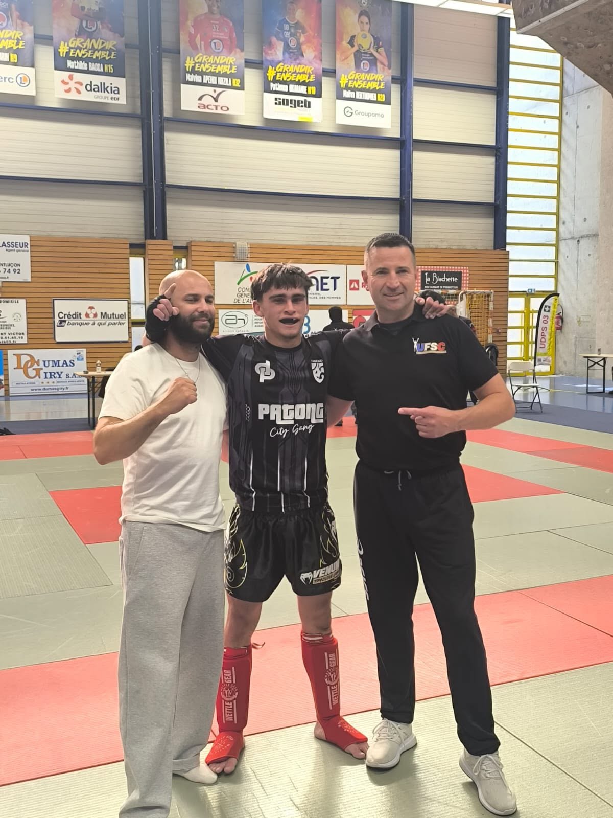 Photo d’un athlète avec un officiel UFSC à Montluçon